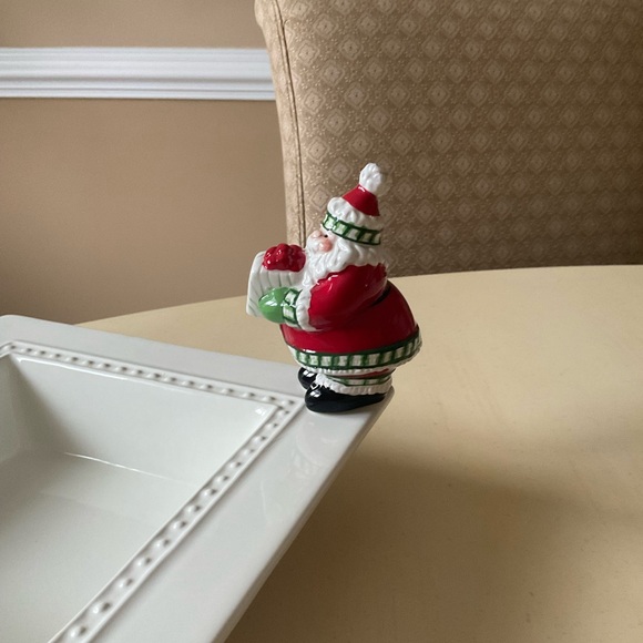 Round Santa Holding Gift Platter Decoration 🎁 - Picture 2 of 6